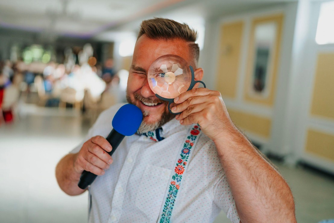 Moderátor Emilio Špalda – TOP moderátor na firemný večierok, teambuilding, kongres a eventy (SK/AJ/NJ/ŠJ)