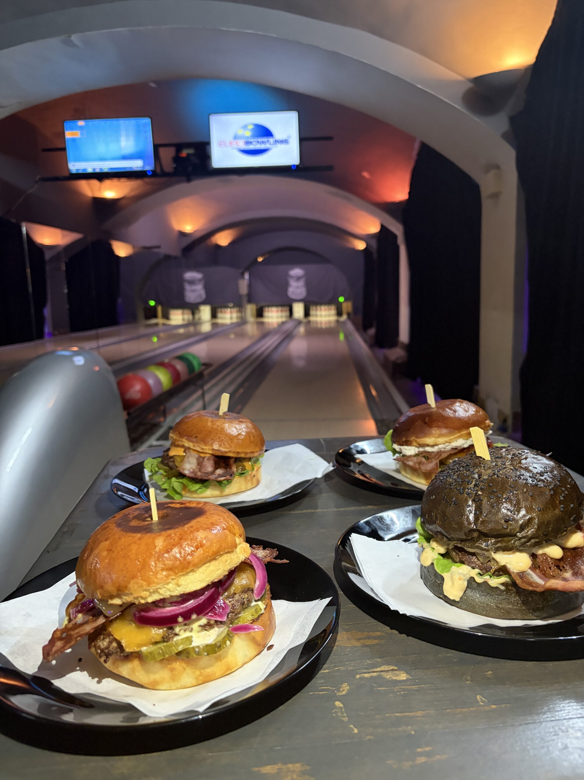 MAMUT Club - Bowling, biliard a šípky