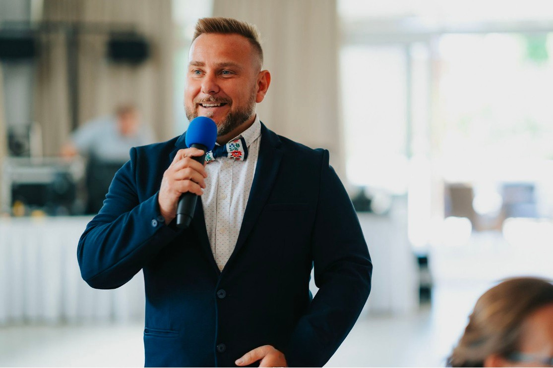 Moderátor Emilio Špalda – TOP moderátor na firemný večierok, teambuilding, kongres a eventy (SK/AJ/NJ/ŠJ)